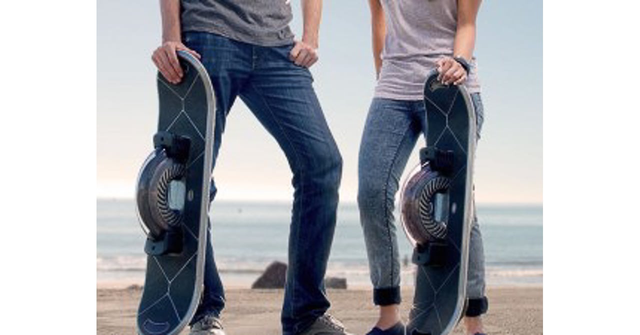 セグウェイ風の電動スケボー「Hoverboard」開発