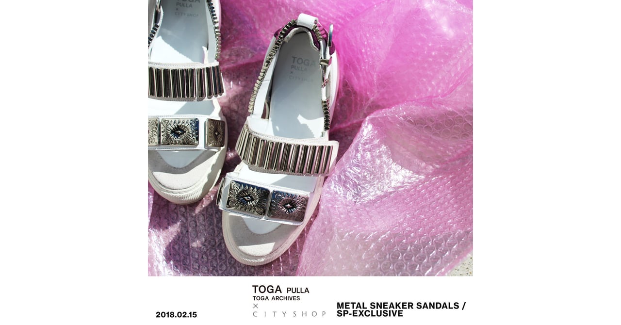 新品 別注 TOGA CITY SHOP メタル サンダル トーガ プルラよりシティショップ別注のメタルスニーカー