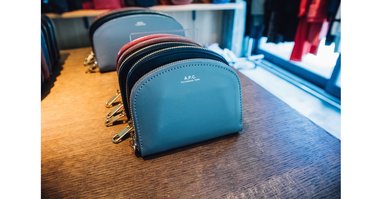 A.P.C.」ハーフムーンのウォレットが初登場、大胆なロゴアイテムも