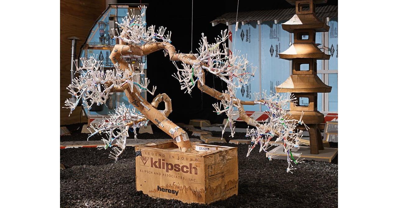 トム・サックスが日本の茶道をフィーチャー、東京オペラシティで個展開催