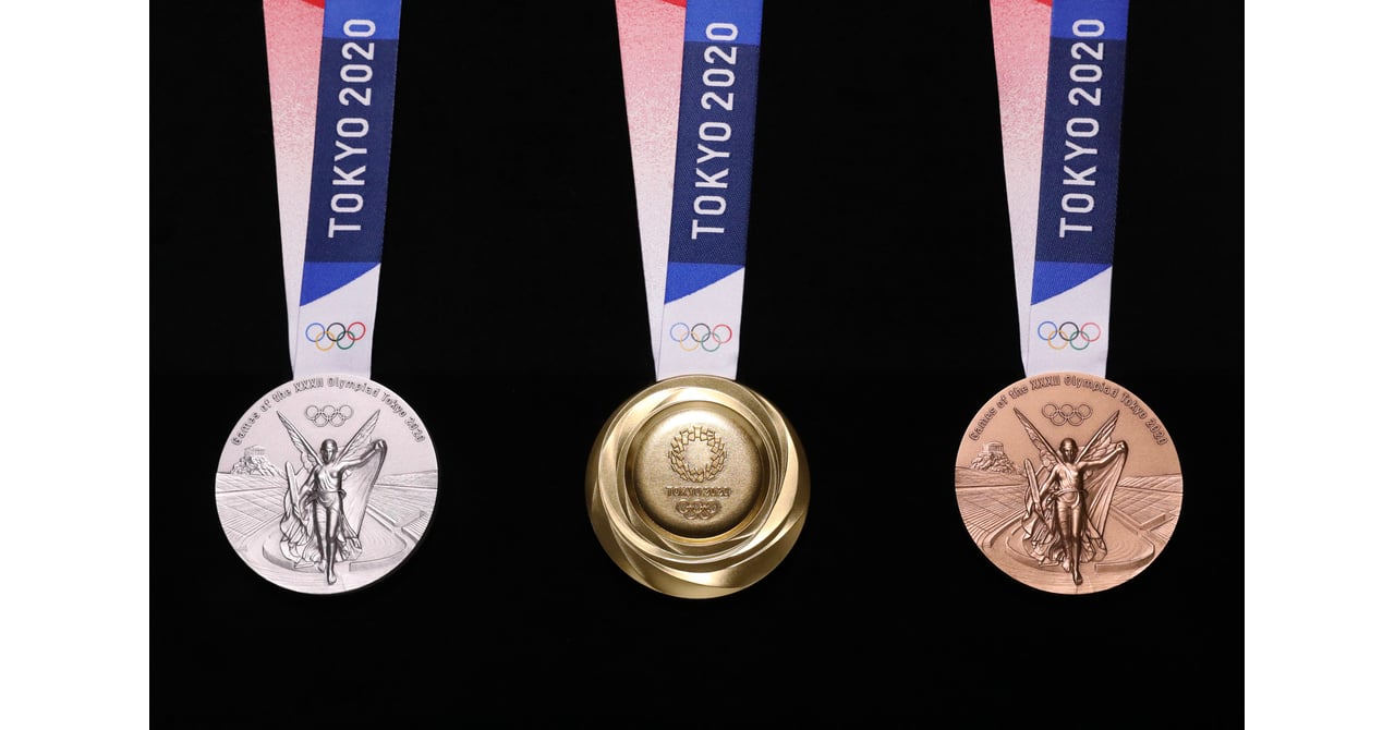 東京オリンピックのメダルが公開、光輝く渦状のデザインに