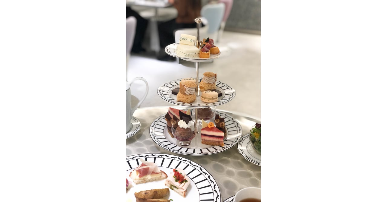 「カフェ ディオール バイ ピエール・エルメ」でホリデーメニューを提供、オーナメント象った真紅の球体デザートも