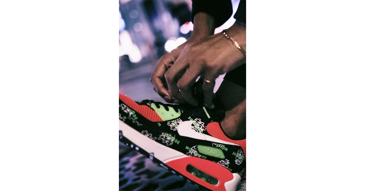 カタカナ「ナイキ」ロゴ入りのシューズ発売、エア フォース 1とエア