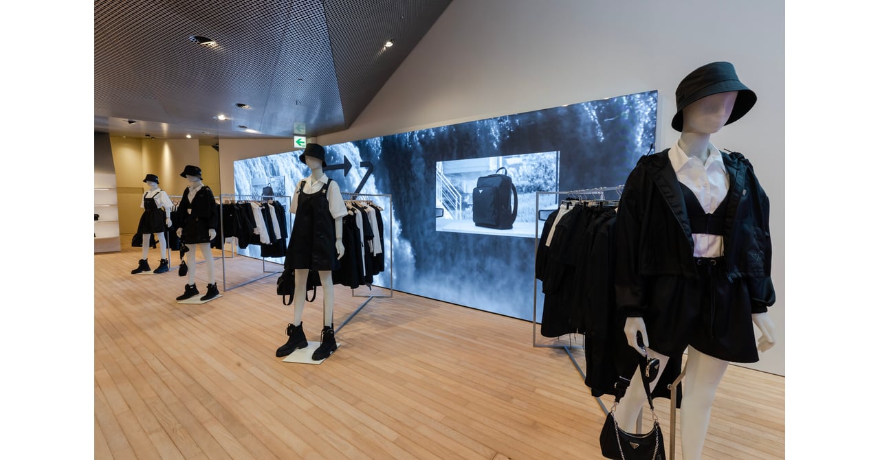 プラダ」青山店にRe-Nylonのインスタレーション 服からバッグまで再生