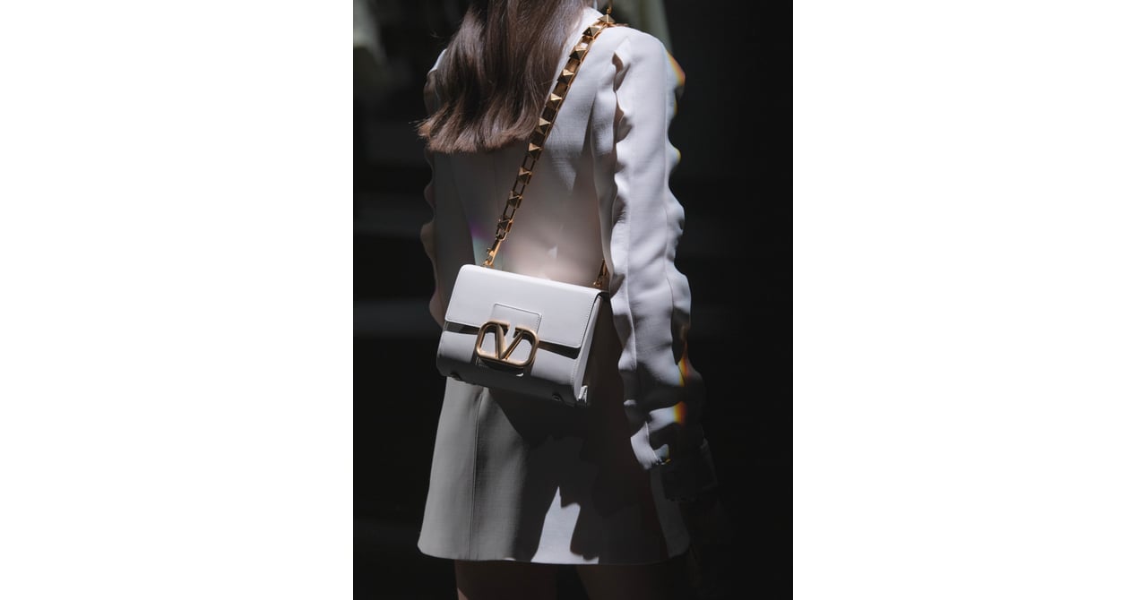 ヴァレンティノ ガラヴァーニ スタッド サイン Vロゴ ショルダーバッグ ヴァレンティノ ガラヴァーニ新作「スタッズサイン」Vロゴ