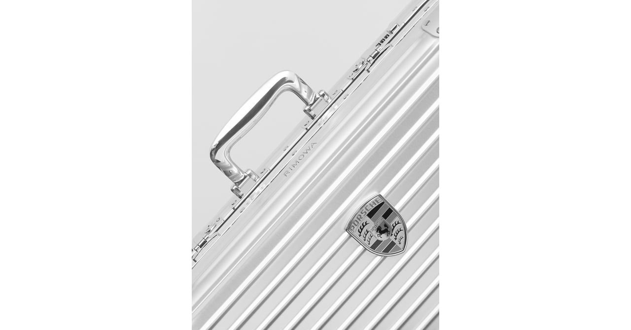 リモワ×ポルシェ、フロントにクレストを配したハンドキャリケースを発売