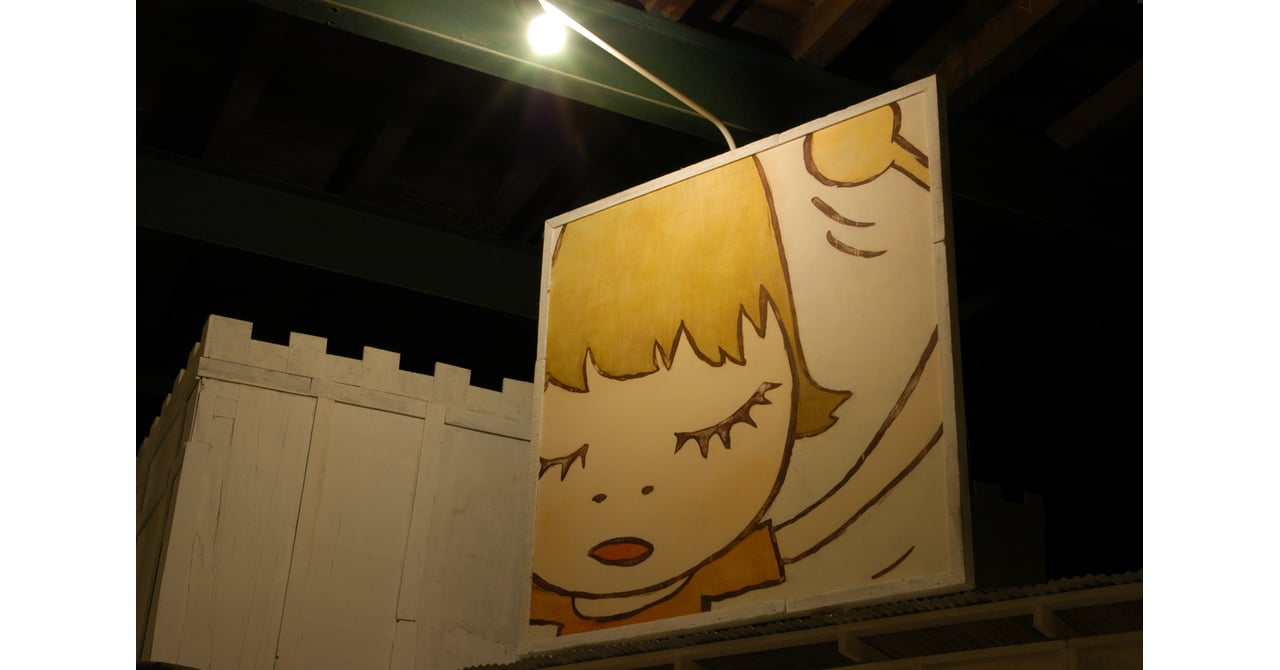 奈良美智を振り返る企画展が弘前れんが倉庫美術館で開催
