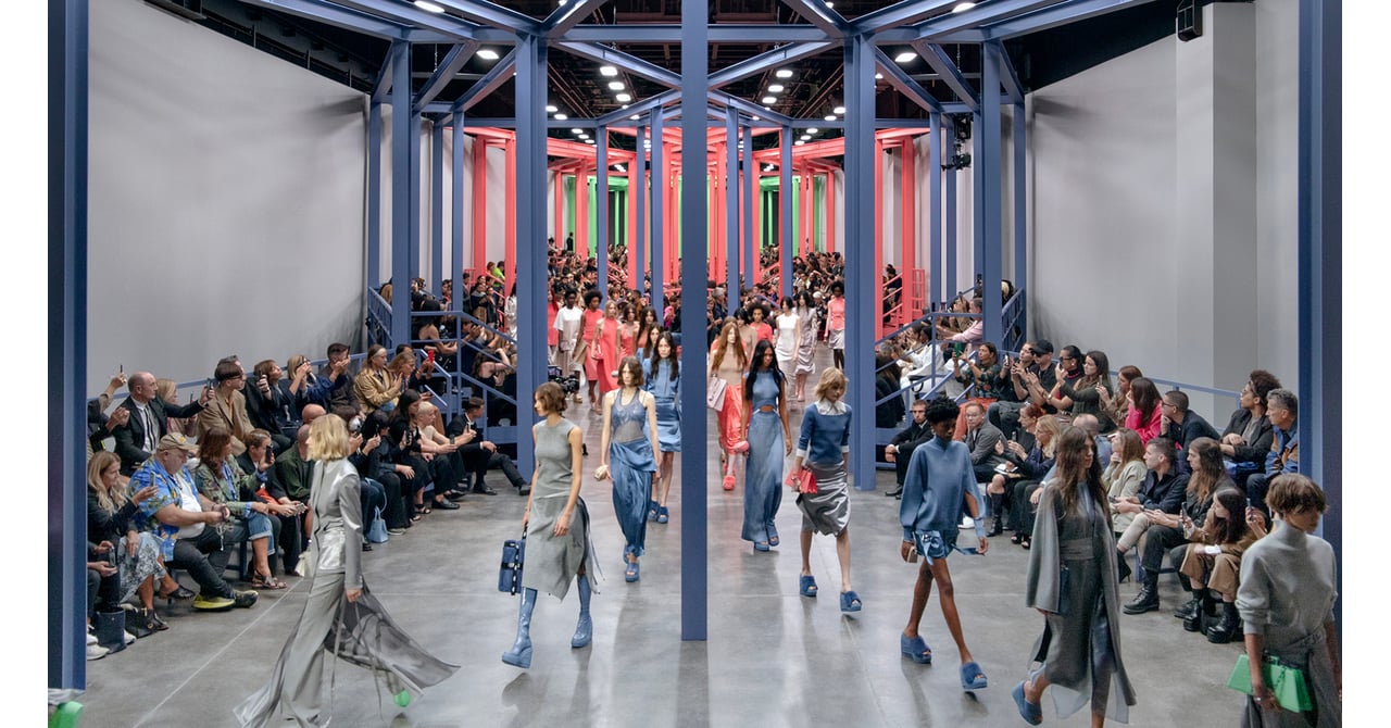 2022-23 fendi スカート　ロゴ　両サイド金具　スリット　フェンディ フェンディ」23年春夏、軽やかなサテンで完成させるエフォートレスな