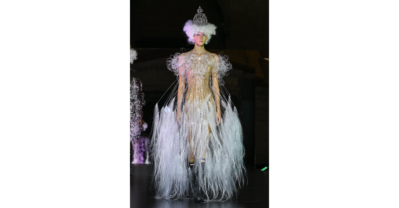 ノワール ケイ ニノミヤ」の浮遊するドレス ハンターとのコラボ