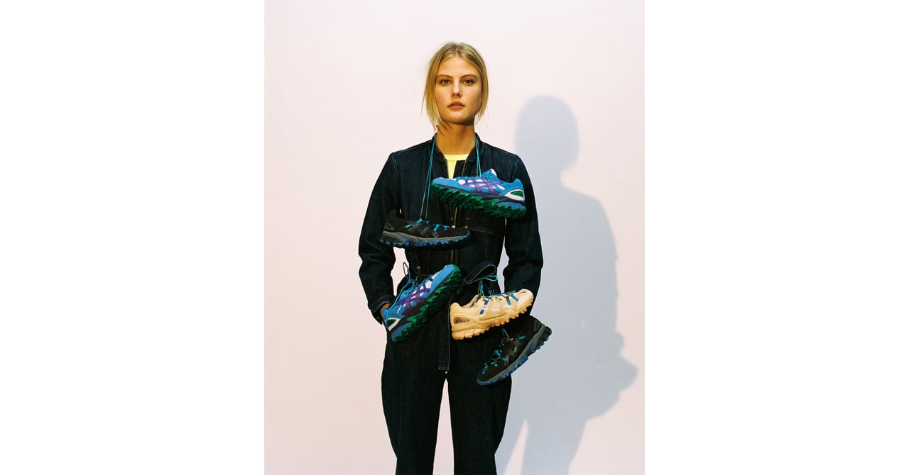 A.P.C.がアシックスとコラボ、タイダイカラーのシューレースを