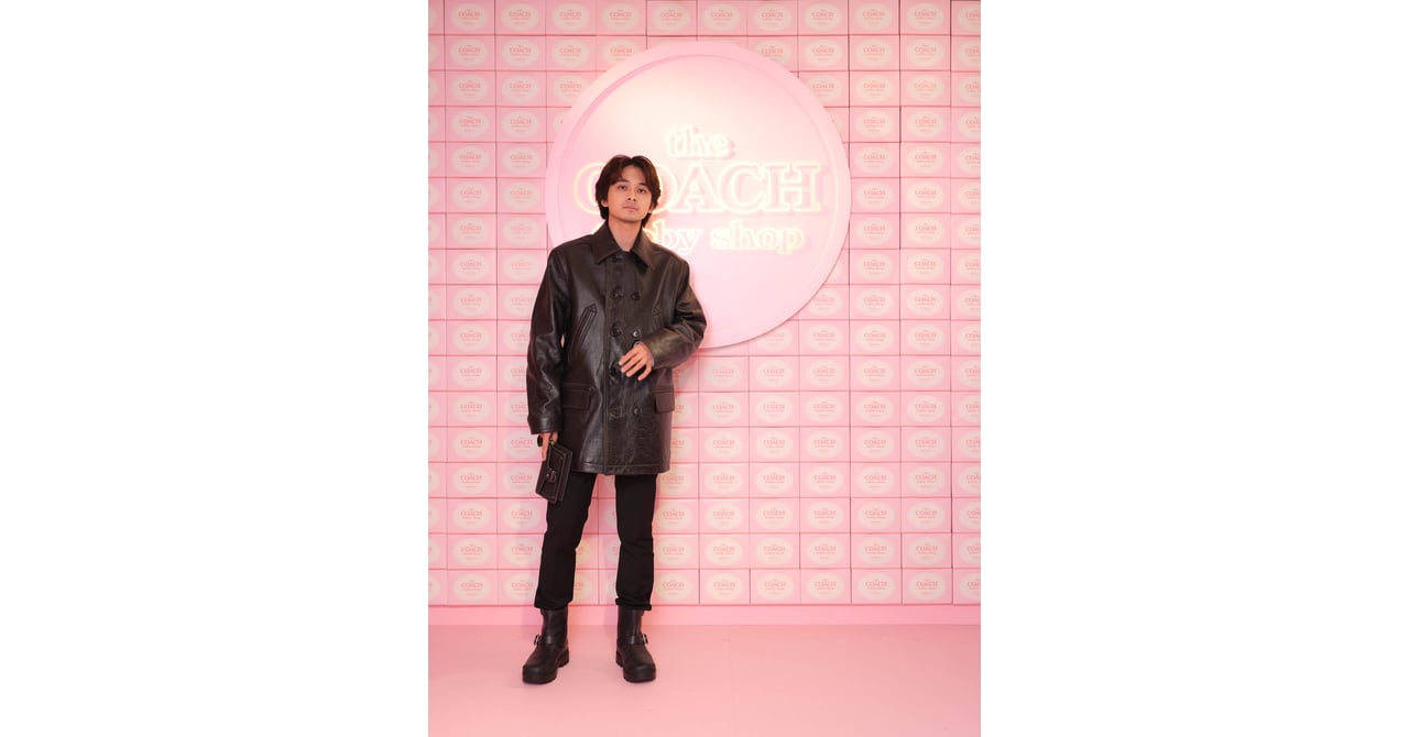 北村匠海や鈴鹿央士らが来場 コーチアイコンバッグ「タビー」の