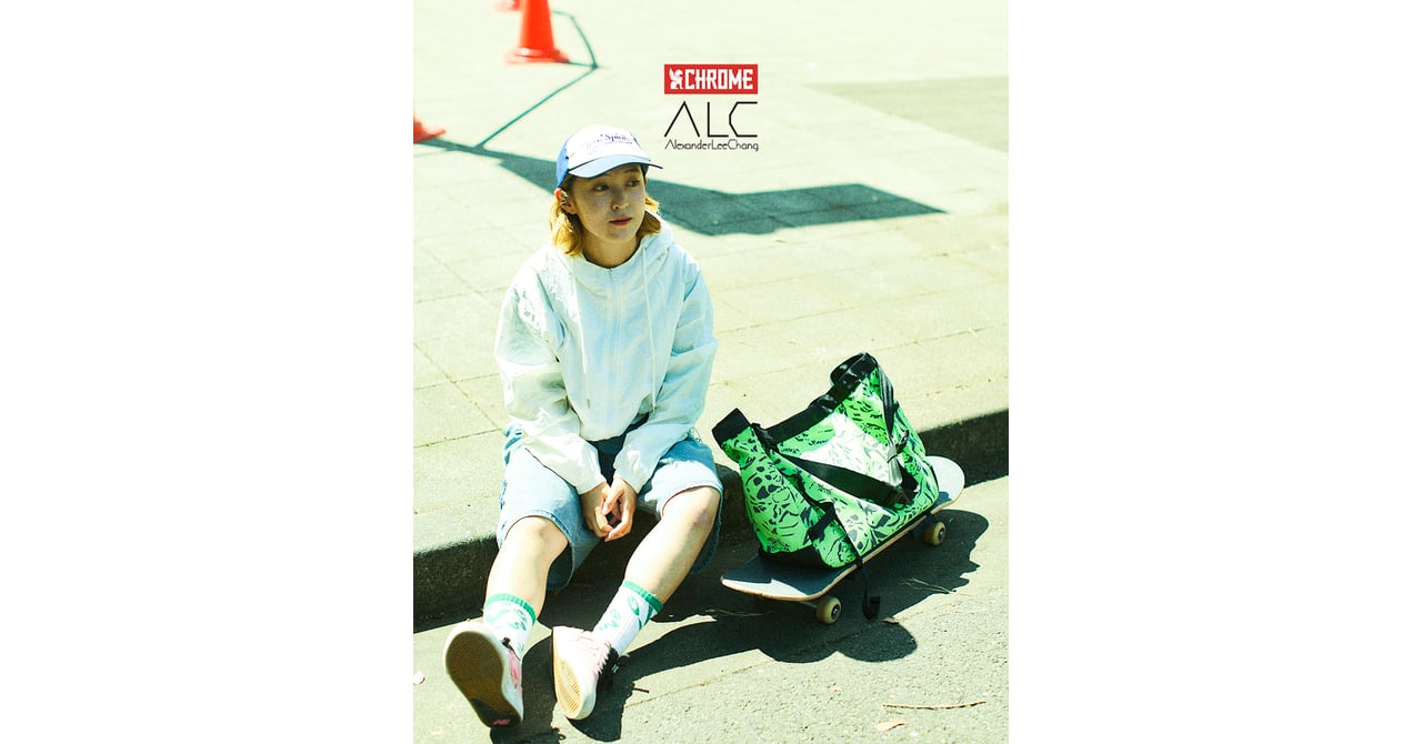 クロームのニュースペーパーバッグがアレキサンダーリーチャンの定番柄