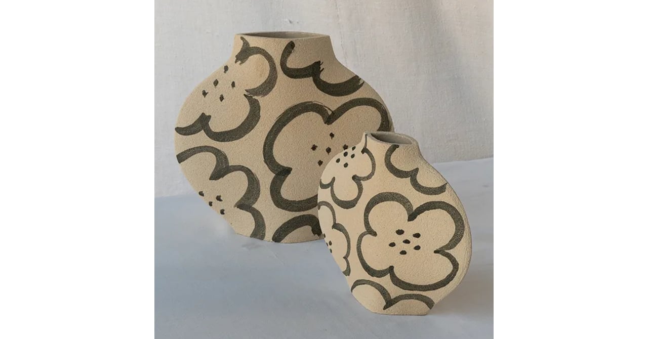 フランスの陶磁器工房が手がける“絵画としての花瓶” 日本だけの