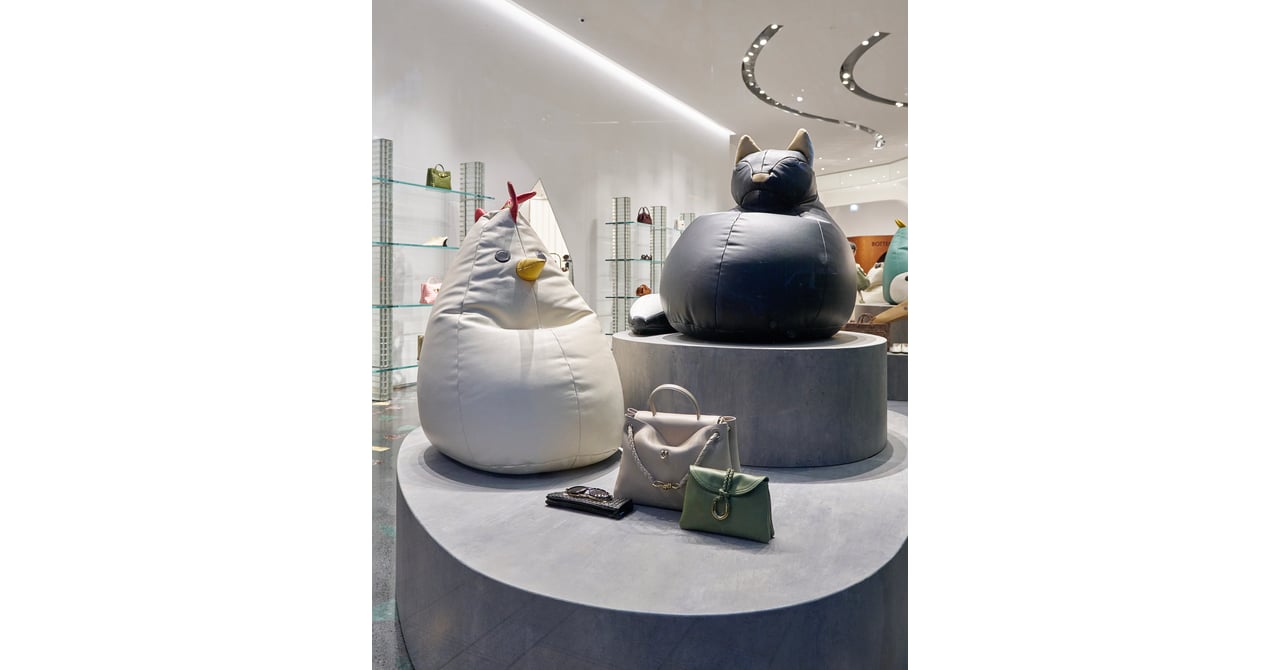 ボッテガ・ヴェネタ 表参道フラッグシップに動物たちが集結 チェアの