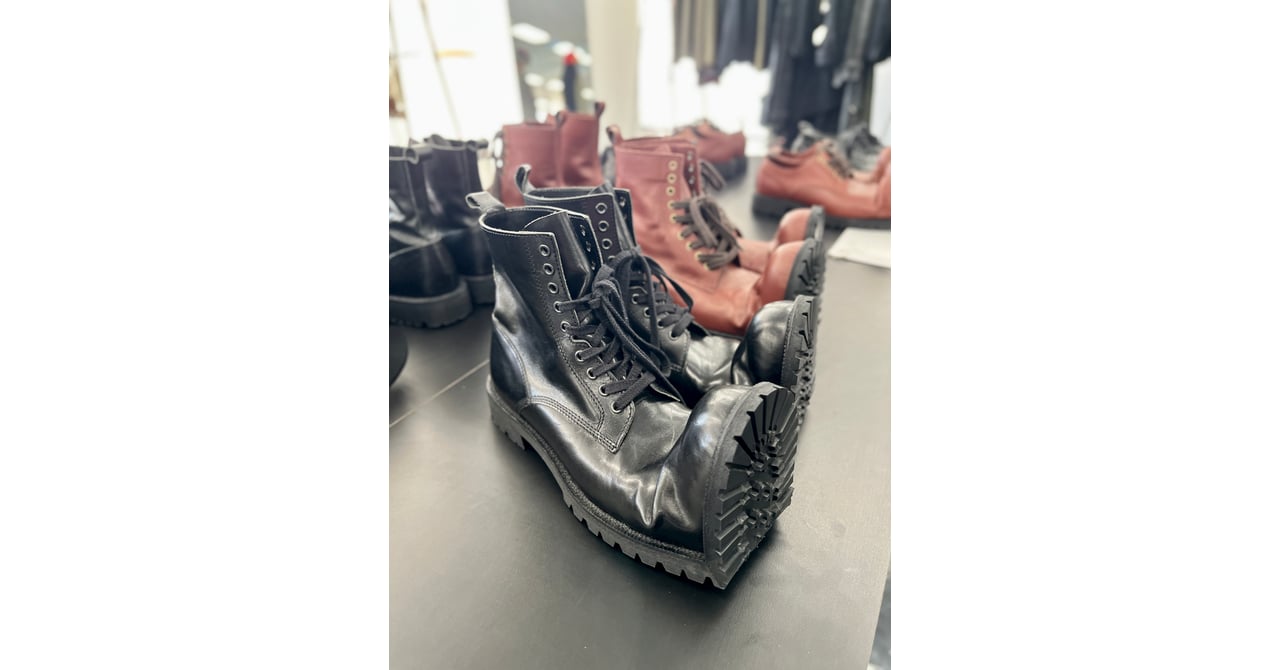 コム デ ギャルソン オム プリュス × キッズ ラブ ゲイト、つま先を