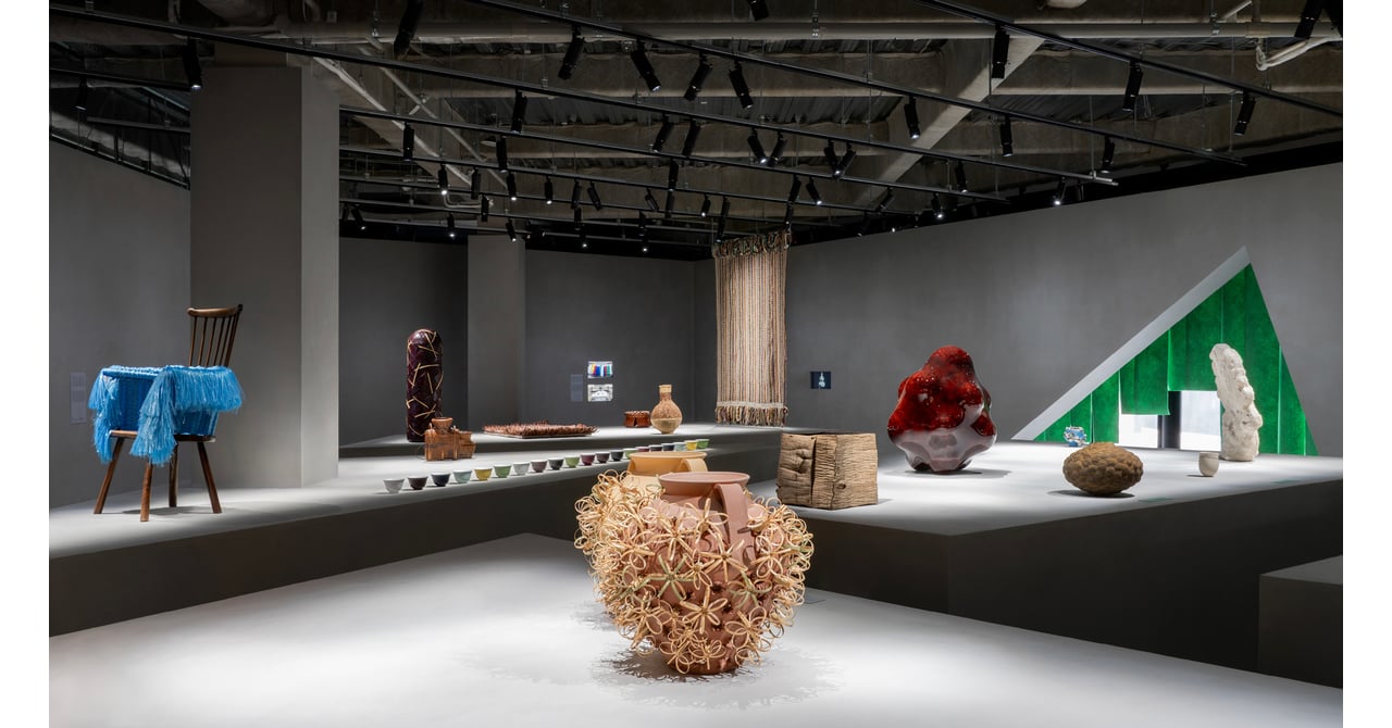 【非売品】LOEWE 2025 クラフテッド・ワールド展　図録（赤）&トート loewe-exhibition-008-b62b0f1b-