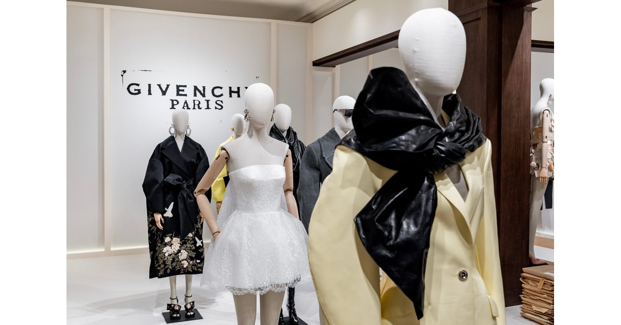 サラ・バートン「ジバンシィ」のデビューコレクションがいよいよ発売