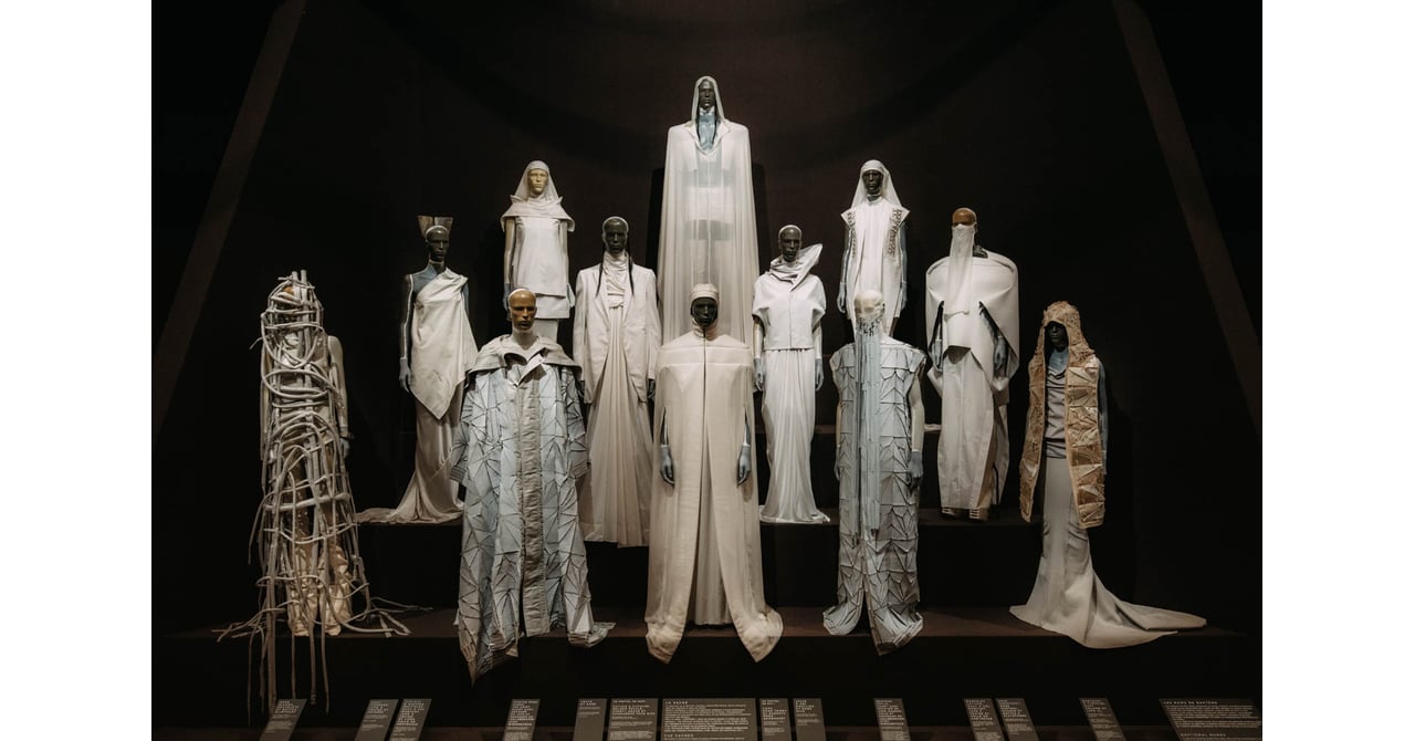 リック・オウエンスがパリで初の回顧展、ガリエラ美術館で開幕 リック・オウエンスがパリで初の回顧展、ガリエラ美術館で開幕