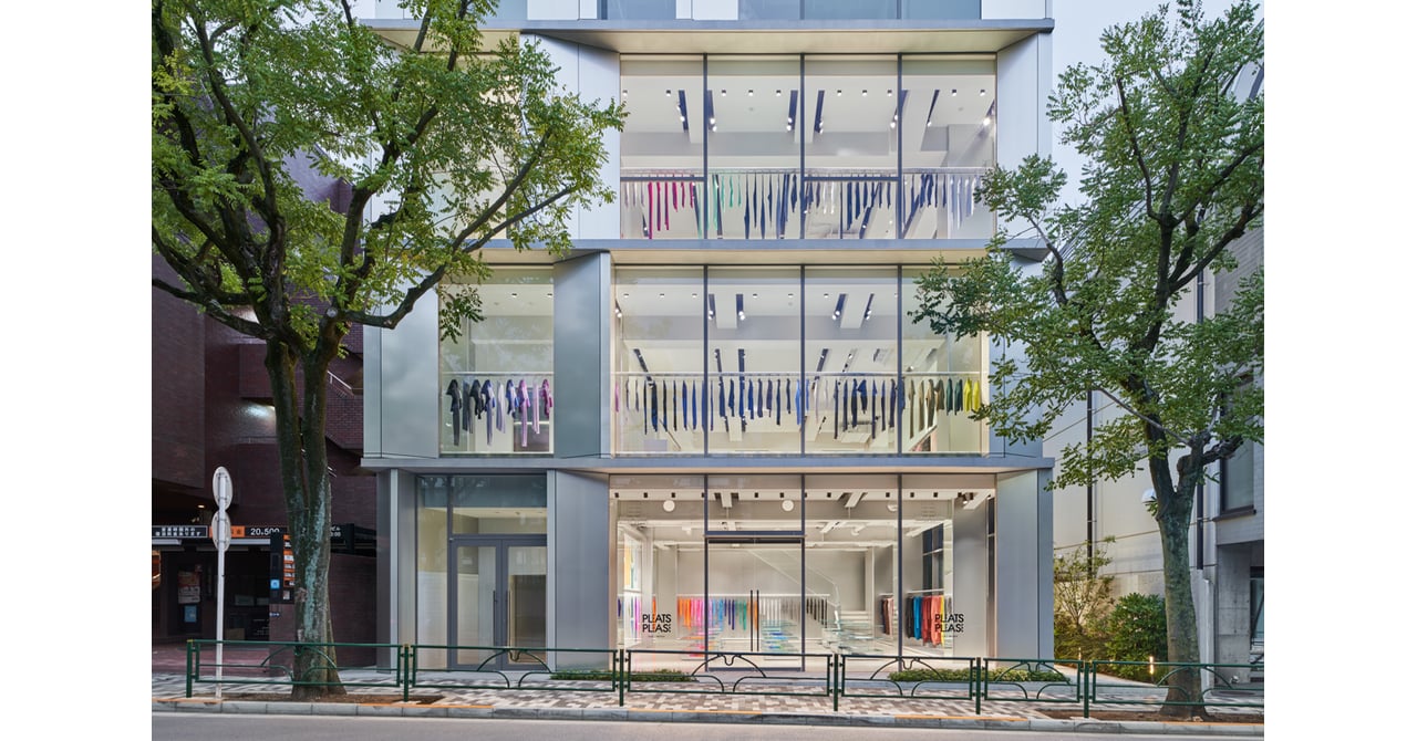 プリーツ プリーズ イッセイ ミヤケ」青山店が移転 オープン記念の