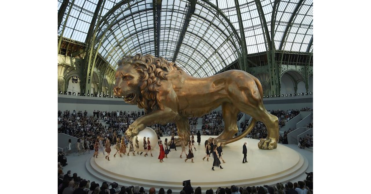 CHANELオートクチュールコレクションに巨大な金のライオン