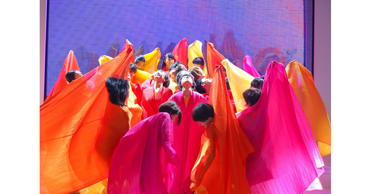 プリーツプリーズ イッセイミヤケ、色と自由があふれるダンス