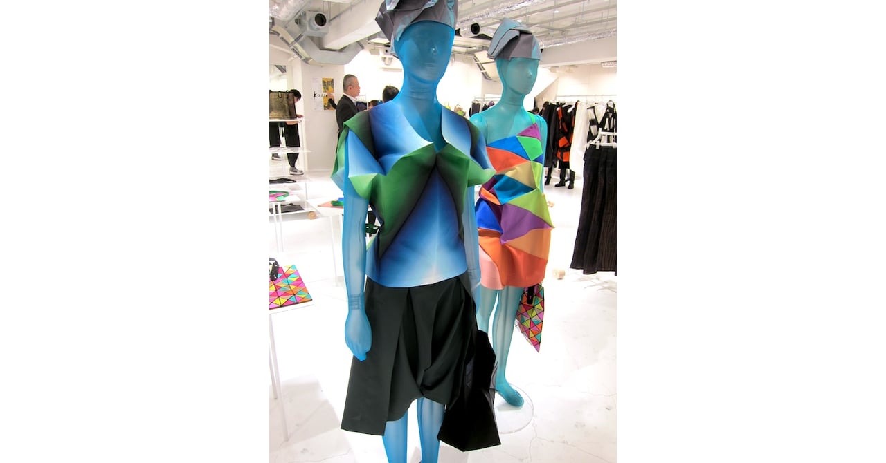 ISSEY MIYAKE銀座に複合店 オープンを彩るカキツバタ