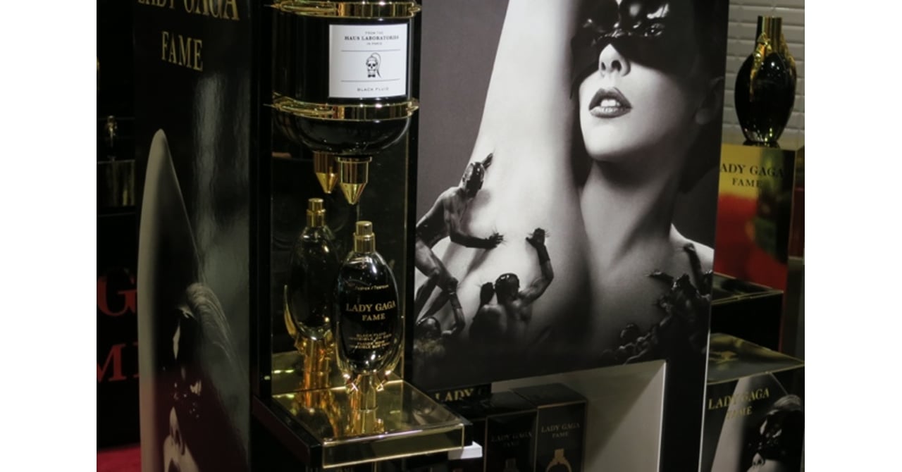 LADY GAGAの黒い香水原宿に世界初登場 発売初日300名が列
