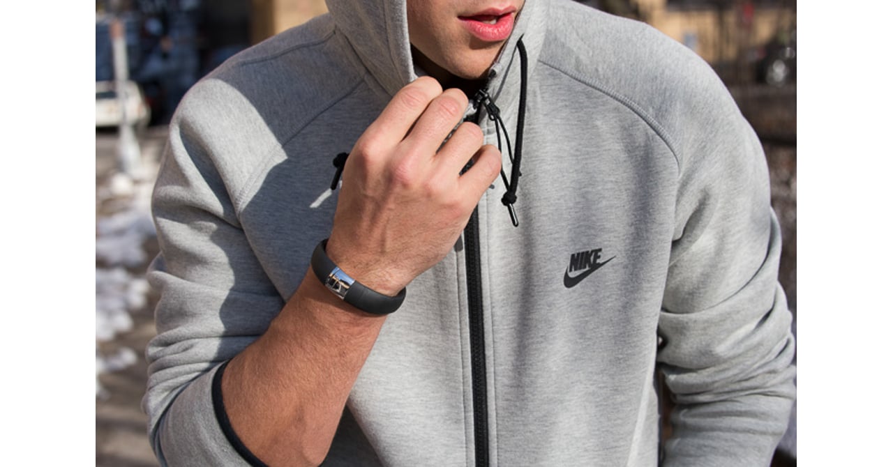 リストバンド型デバイス「Nike+ FuelBand SE」シルバー限定販売