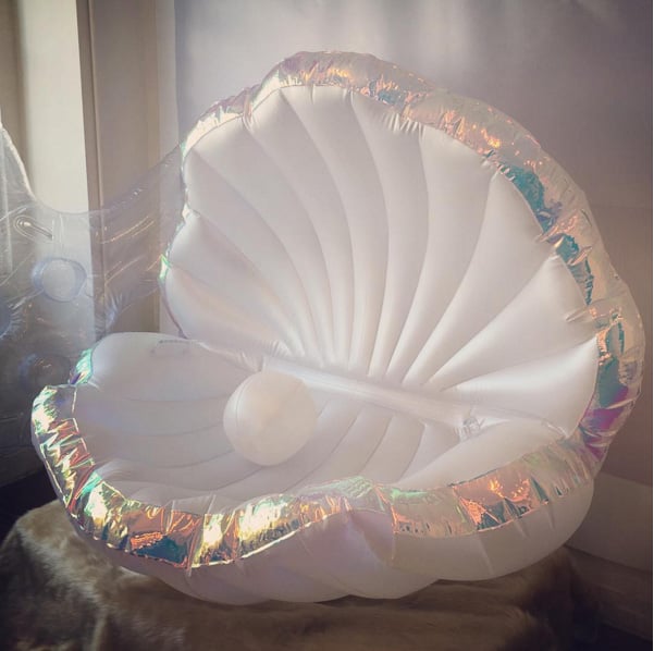 水原希子も注目 新ブランド「プカプカ」の貝殻型浮き輪が話題