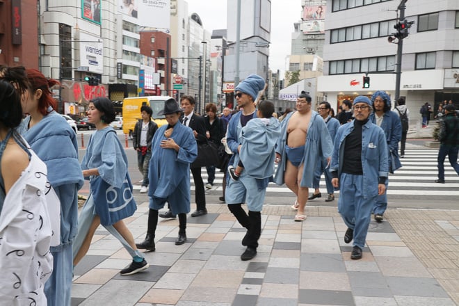デザイナーは非公開、LA発「69」を身にまとうデニムの一団が原宿に現る