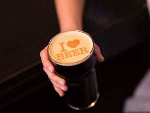 泡にイラストや文字？ビールアートができるマシン登場