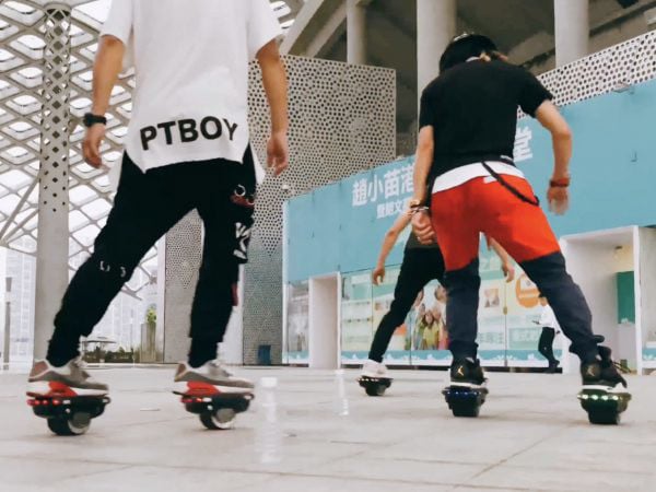 福袋 バースデイ 足に履くセグウェイ？ローラースケート感覚で動ける「Hovershoes 自転車本体
