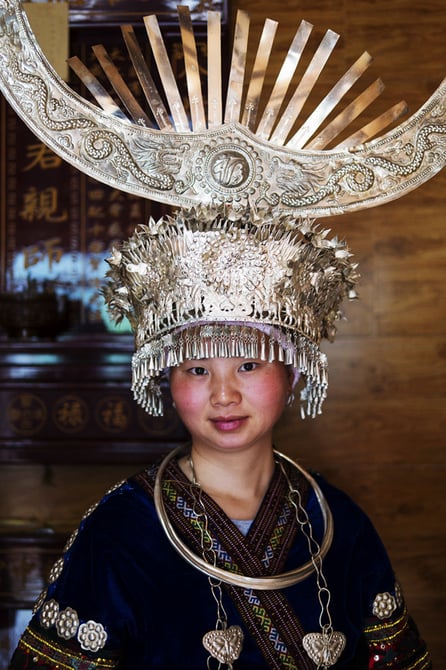 衣装の総重量は15kg、中国少数民族ミャオ族からみる伝統継承
