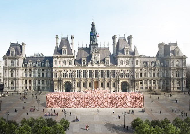 パリ市庁舎広場に巨大風呂敷包みが出現