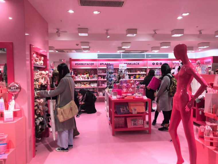 プラザ渋谷109店、 全面ピンクの売り場「ピンクジャック」が好調