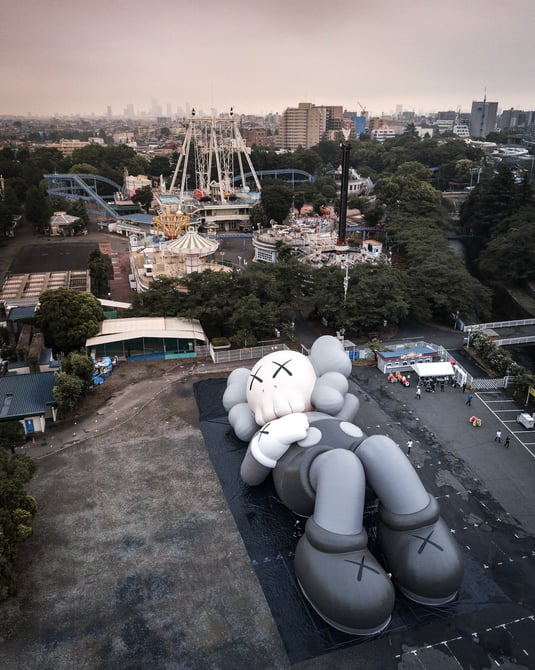 カウズの彫刻プロジェクトが日本上陸、全長40メートルの