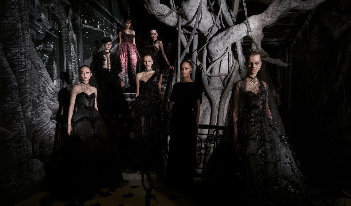 ディオール」新作オートクチュールは黒の芸術、改装前のパリ