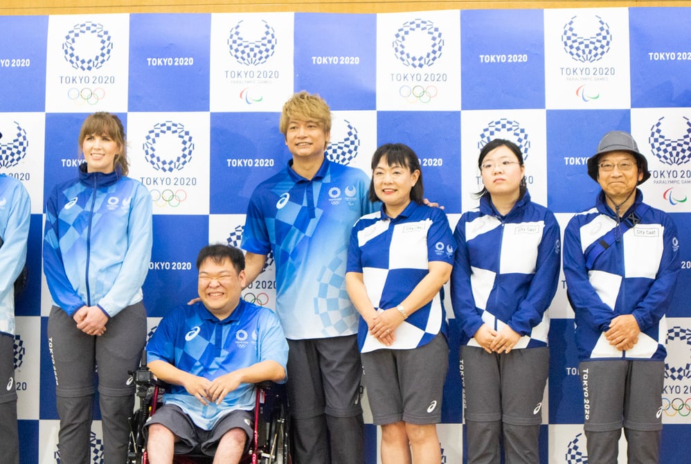 東京五輪スタッフとボランティアのユニフォーム公開、アシックス