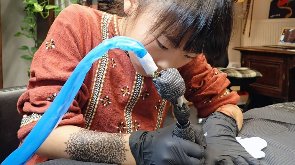 大人になってもタトゥーをやってたい」10歳のタトゥーアーティストNOKO 