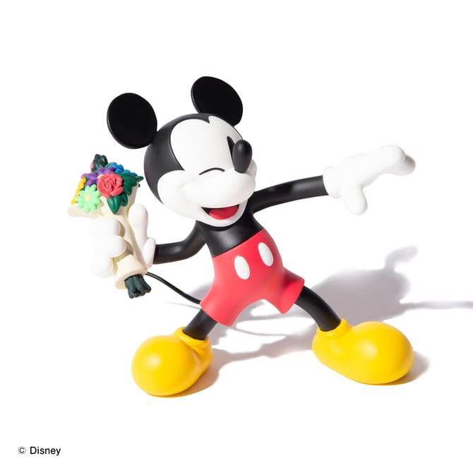 花束を投げるミッキーマウスのフィギュアが登場、glambが 