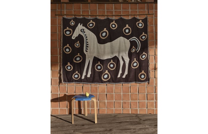 マリメッコ、黒い馬を意味する「ムスタ タンマ」柄のホーム