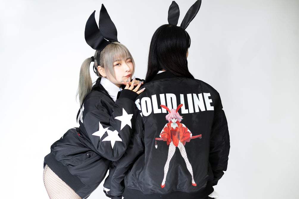 アニメーターすしおのアパレルブランド「SOLID LINE」がデビュー、バニーガールをプリントしたMA-1など