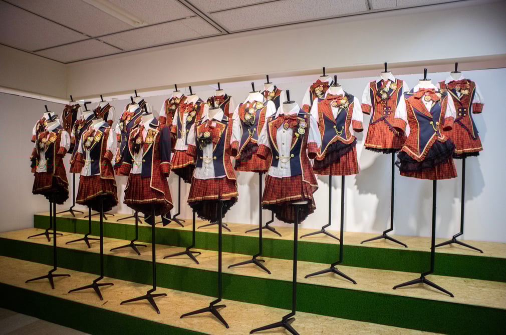 AKB48の衣装展が大丸東京店で開催、ヘビーローテーションなど250