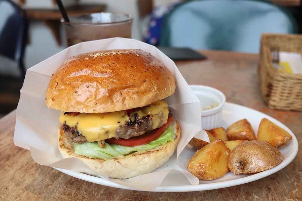 ハンバーガー激戦区の表参道に位置、行列必至のバーガー店「THE BURGER STAND FELLOWS」