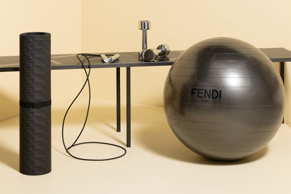 【希少品】【非売品】FENDI フェンディ スノーボール フェンディ」のロゴ入りのエクササイズボールが登場、フィットネス用品