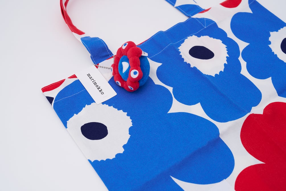 マリメッコ ウニッコ ミニトートバッグ ブルー×レッド ミャクミャク風 万博風 万博効果”でマリメッコに注目集まる、ミャクミャクコーデが流行？