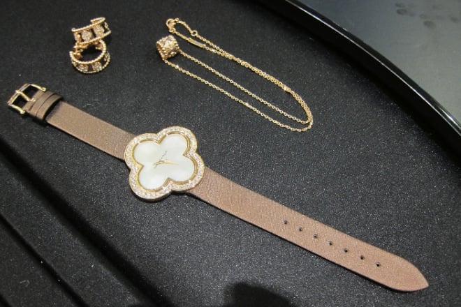 Van Cleef & Arpels ジュエリーボックスライトグリーン3セット Van Cleef & Arpels genuine Jewelry box case Outer box Color