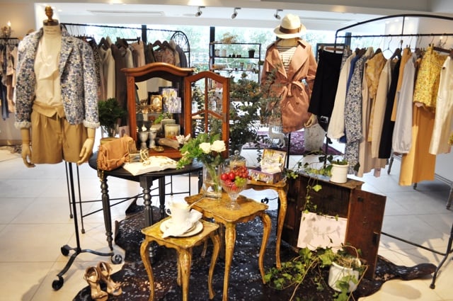 レナウン、ライフスタイル提案型の新ブランド「ロアフィリー」発表 