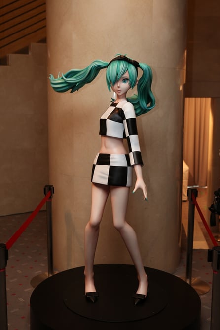 初音ミクの限定カフェ第2弾 ルイ・ヴィトン着た等身大フィギュア展示