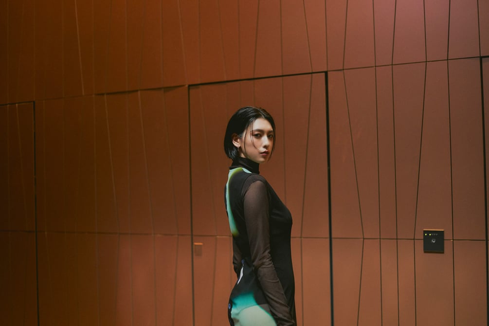 アイレネ　FUR HOODED LEATHER JACKET 三吉彩花　着用 12-04-23-20-02-003r.jpg